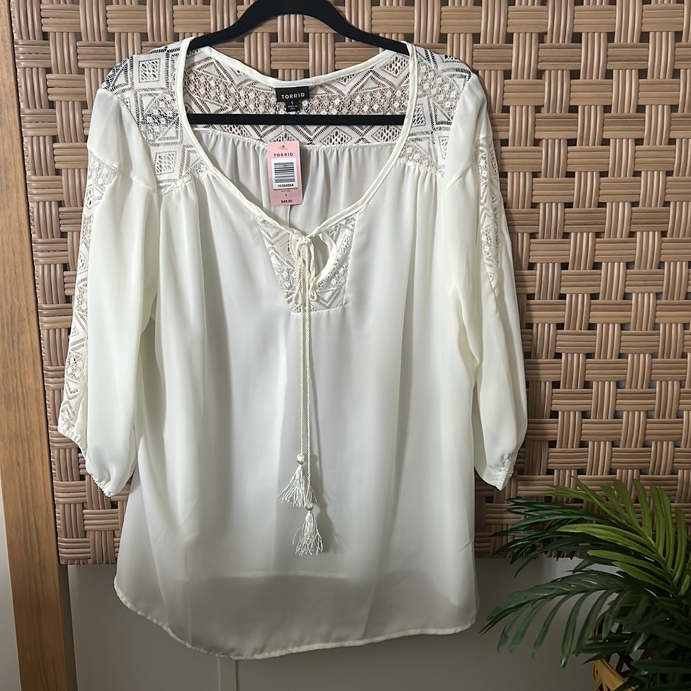 🤍✨TORRID ✨🤍 New with tags Ivory blouse